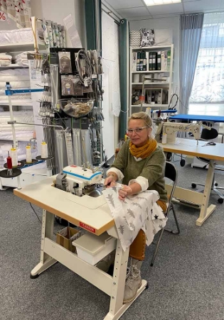 gardinenstudio-schlauweg-bei-der-arbeit