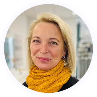 Liane Tutas Porträt einer lächelnden blonden Frau
