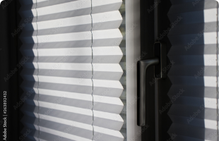 Ein Fenster mit geschlossener Jalousie