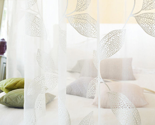 Weiß transparente Gardine mit Blättern darauf
