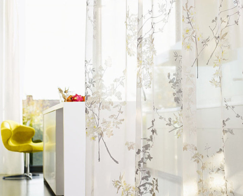 Weiß transparente Gardine mit Ästen, Blumen und Blätter Muster darauf