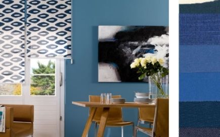Esszimmer mit blau gemustertem Sonnenschutz am Fenster