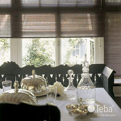 Wohnzimmer mit braunem Sonnenschutz